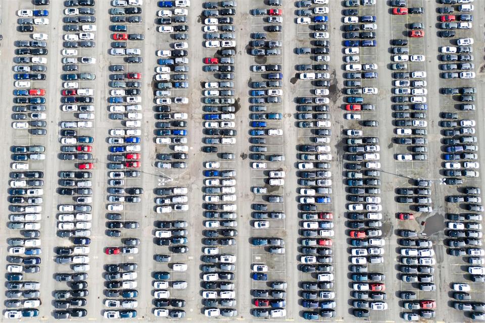 Viele bunte Neuwagen - viele Fragen: Was bedeutet die neue Norm Euro 7 für Autofahrer?picture alliance/dpa