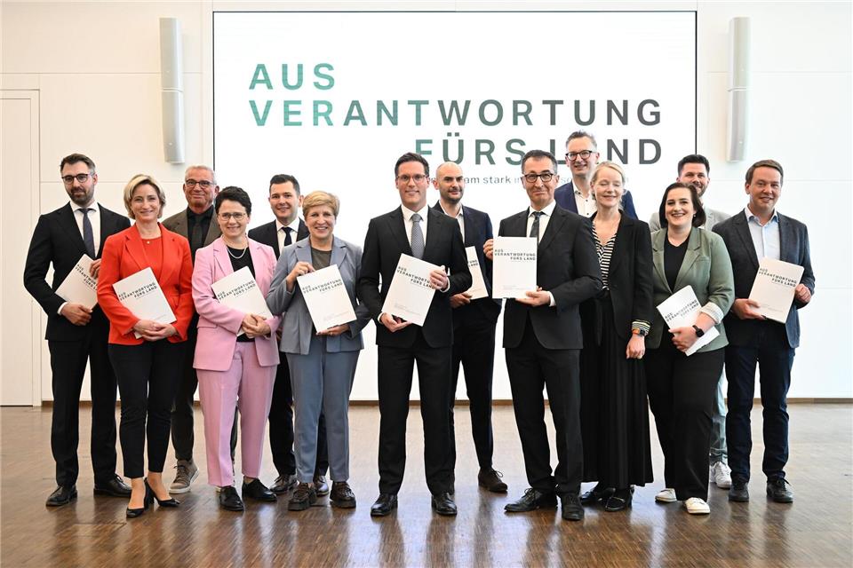 Viele davon sollen nun ein Ministerium bekommen: Die Kernverhandler bei der Präsentation des Koalitionsvertrags.Bernd Weißbrod/