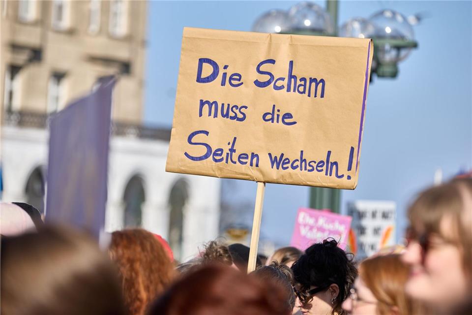Tausende bei Hamburger Demonstrationen zum Weltfrauentag Viele der Demonstrierenden hatten Transparente und Plakate mitgebracht.Georg Wendt/dpa