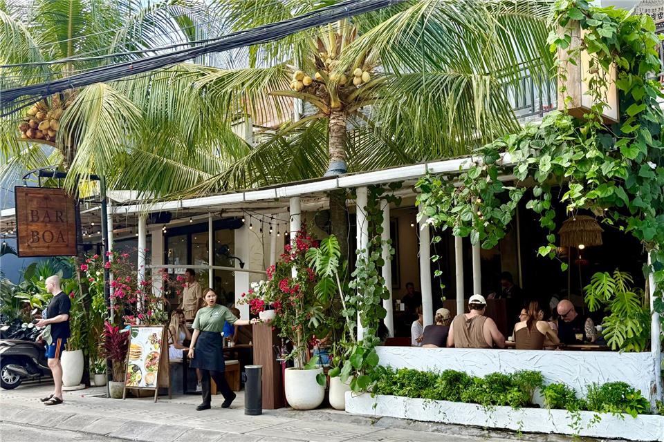 Viele digitale Nomaden arbeiten in Canggu in solchen hippen Cafés.Carola Frentzen/dpa