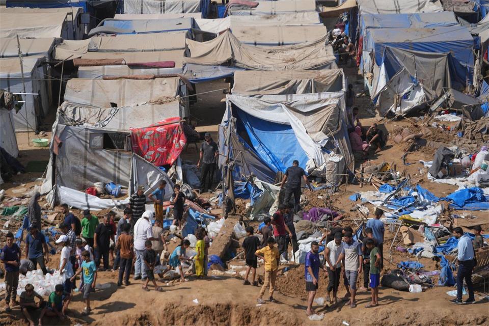 Viele einheimische Helfer haben ebenfalls ihr Zuhause oder Angehörige verloren. (Archivbild)Abdel Kareem Hana/AP/dpa