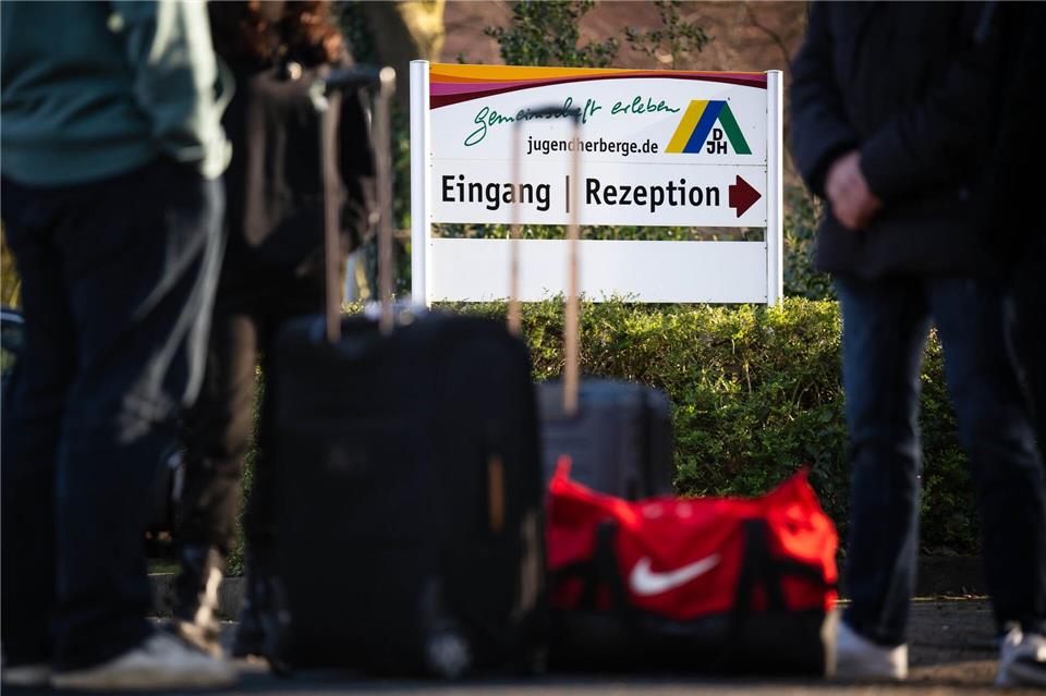 Viele erinnern sich noch nach Jahren an die Fahrten mit der Schule. (Symbolbild)Sina Schuldt/dpa