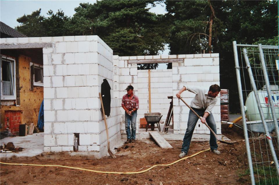 Viele fleißige Helfer sind im Jahr 2006 mit dabei, als das Klubheim einen Anbau bekommt. Hier entstehen Umkleidekabinen (auch für den Schiedsrichter) sowie eine zusätzliche Gästetoilette.