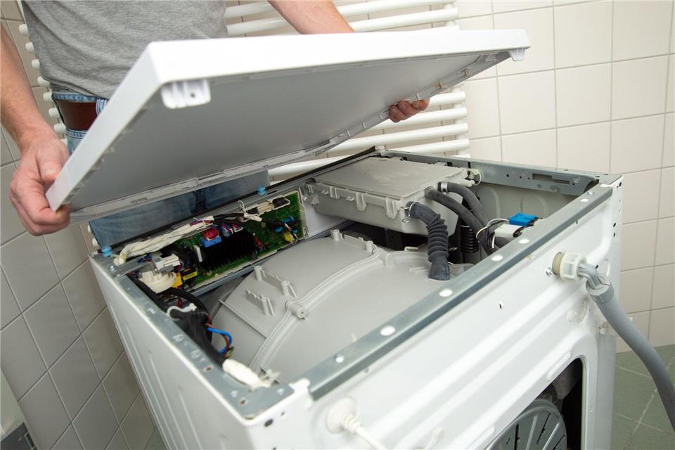 Waschmaschine pflegen und reparieren - so hält sie länger Viele gängige Bauteile lassen sich mit Standardwerkzeugen leicht austauschen: Ersatzteile müssen laut EU-Vorgaben mehrere Jahre verfügbar sein.picture alliance / dpa Themendienst