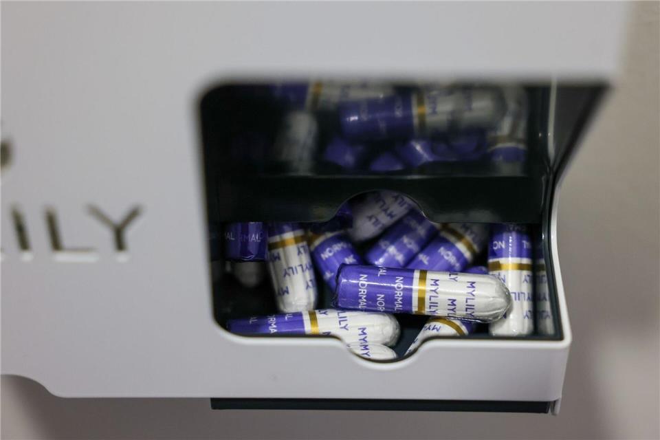 Viele große Kommunen im Südwesten bieten in öffentlichen Gebäuden kostenlos Binden und Tampons an. (Illustration)Jan Woitas/dpa