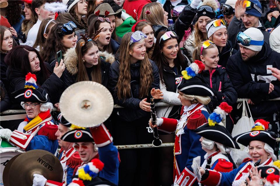 Viele haben sich bei dem nass-kalten Wetter als Sikfahrer oder Skifahrerinnen kostümiert.Hannes P. Albert/dpa