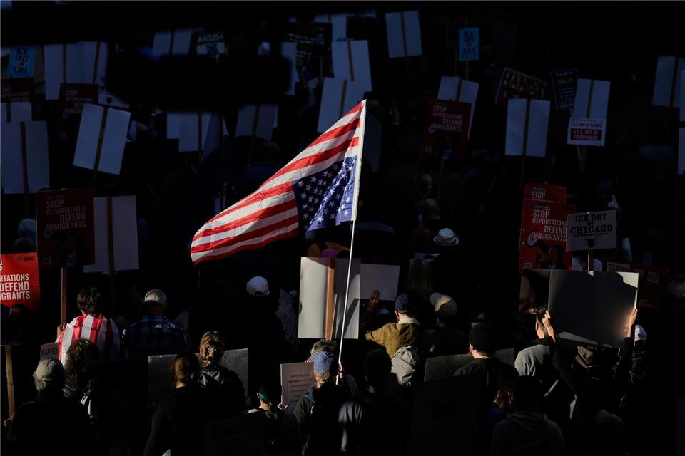 Militäreinsatz wie im Krieg? Trump provoziert Chicago Viele in Chicago protestieren gegen Trump.Carolyn Kaster/AP/dpa