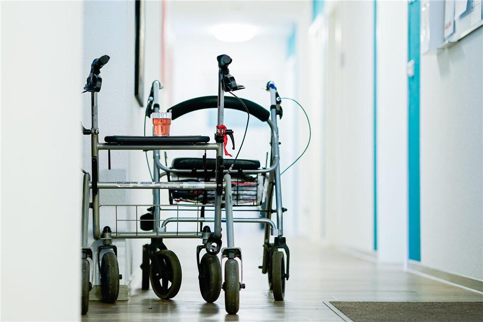 Viele in der Pflege beschäftigte Menschen fühlen sich von der Pflegekammer nicht vertreten und wollen kein Geld für die Pflichtmitgliedschaft in der Kammer zahlen. (Archivfoto) Uwe Anspach/dpa