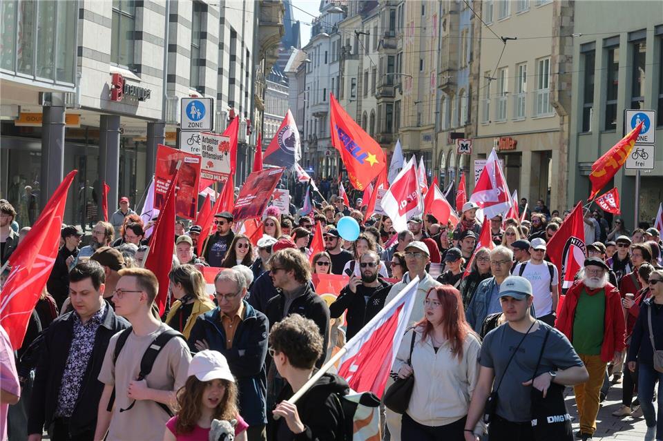 Viele junge Leute beteiligten sich an einer Demonstration am Tag der Arbeit in Erfurt.Bodo Schackow/dpa