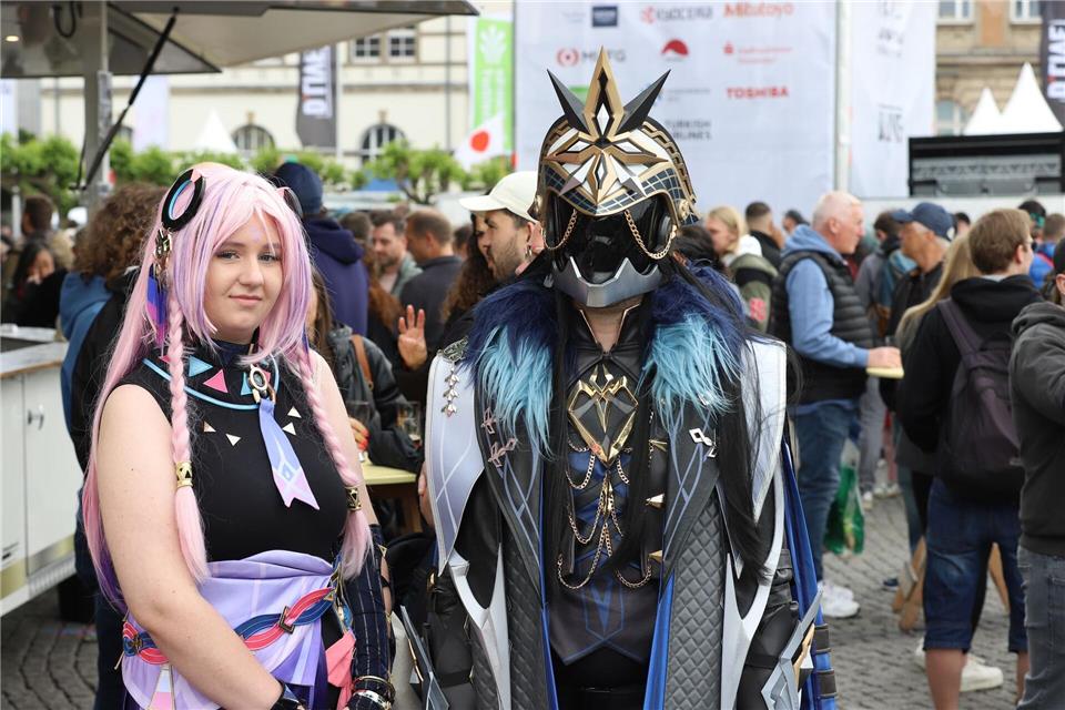 Viele junge Leute kommen in farbenfrohen Kostümen zum Japantag. (Archivbild)Sascha Thelen/dpa