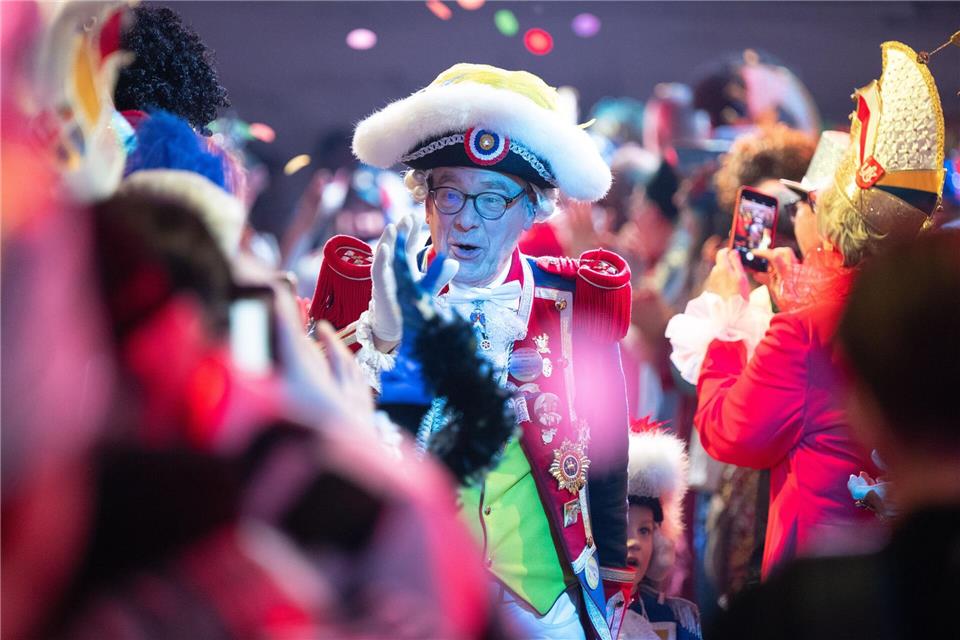 Viele klassische Kostüme sind in der Mainzer TV-Fastnacht zu sehen. Boris Roessler/dpa