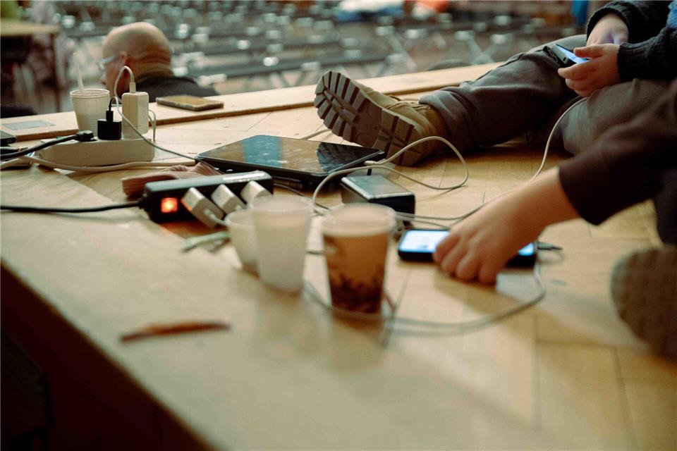 Viele kommen hierher, um ihr Handy zu laden oder eine warme Mahlzeit zu bekommen. Carsten Koall/dpa