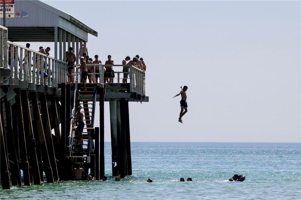 Viele kühlten sich bei einem Bad im Meer ab. Weite Teile Australiens leiden unter extremer Hitze mit Temperaturen nahe 50 Grad. Matt Turner/AAP/dpa