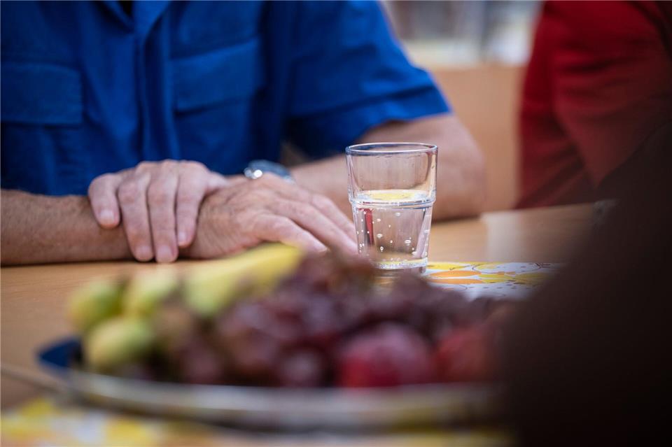 Viele müssen ans Trinken erinnert werden - da kann auch Obst helfen, Wasser aufzunehmen.Hannes P. Albert/dpa