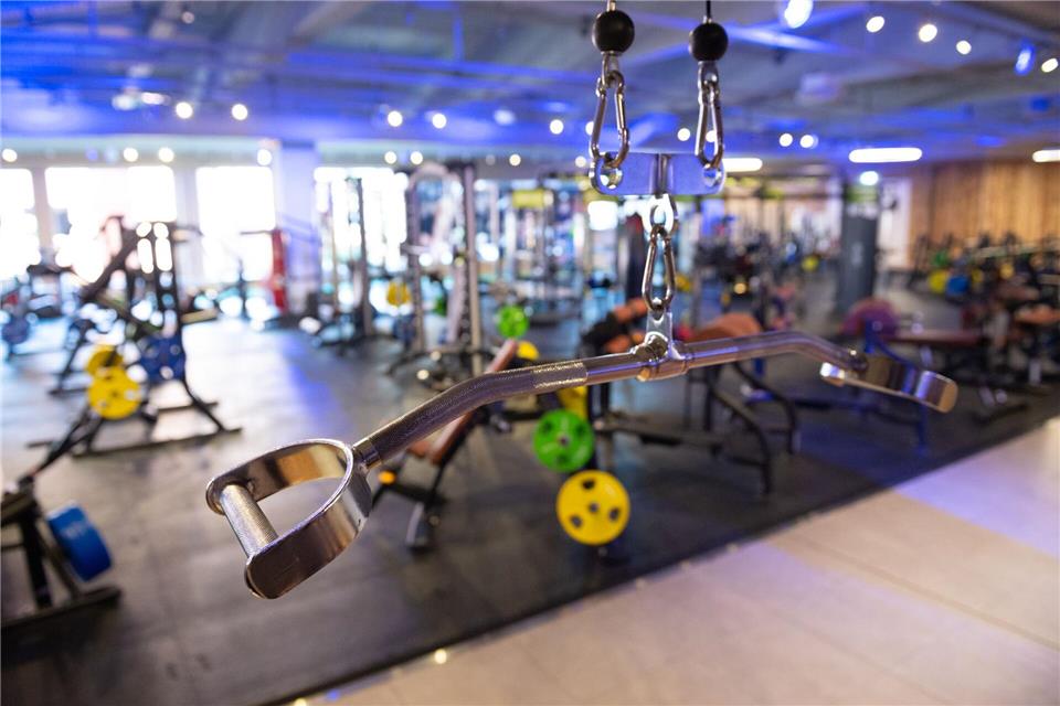 Viele nehmen sich zu viel vor. Fitnessstudios leeren sich zur Mitte des Jahres meist wieder.picture alliance/dpa