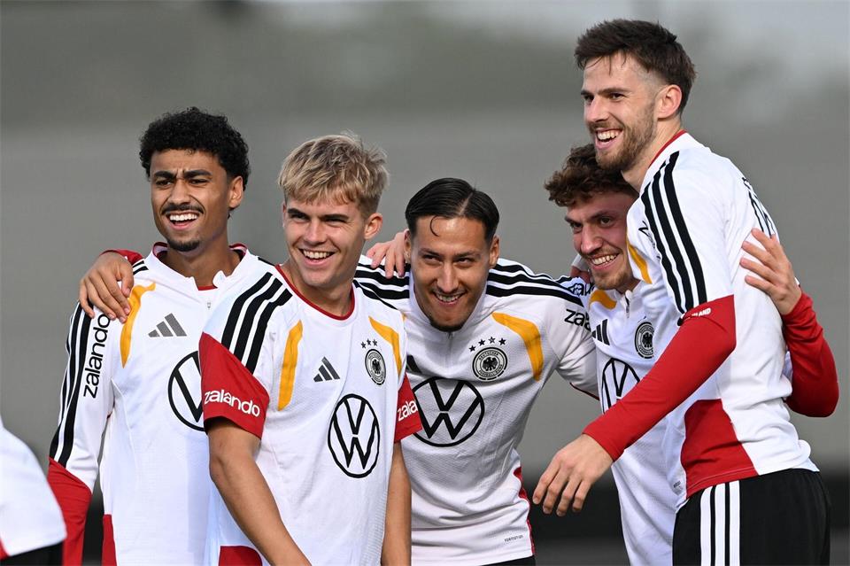 Viele neue Gesichter um Hennes Behrens, Younes Ebnoutalib und Phillip Treu.  Federico Gambarini/dpa