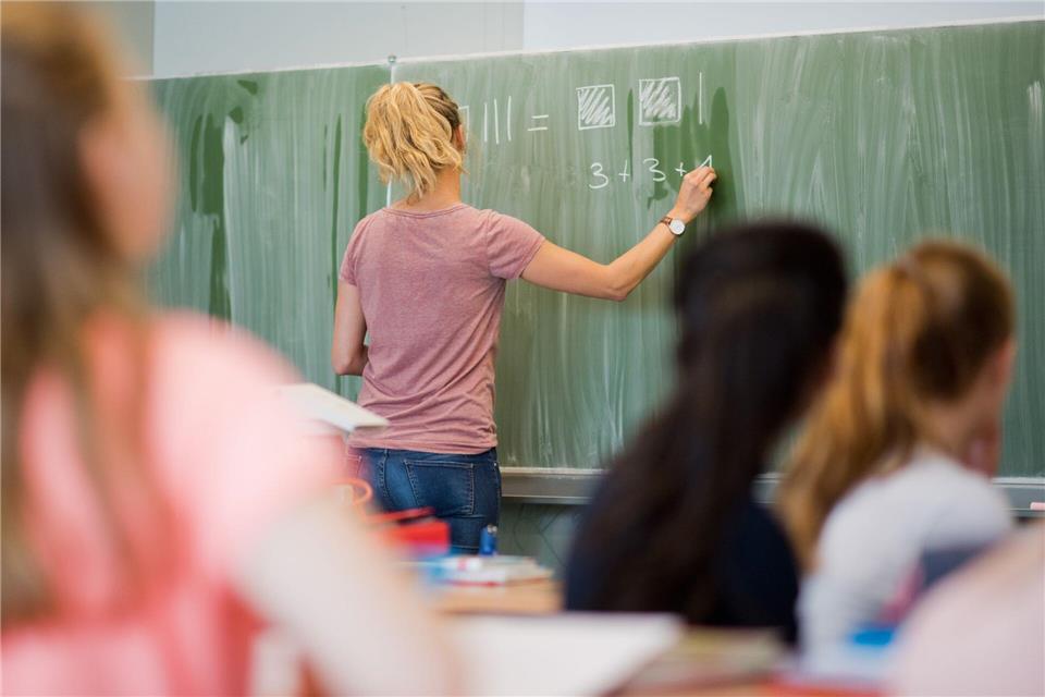 Viele neue Seiteneinsteiger unter den Thüringer Lehrern (Symbolbild). Julian Stratenschulte/dpa