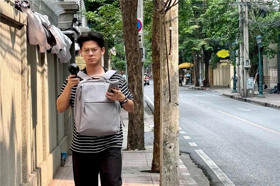 Viele nutzen Handventilatoren, um sich die Hitze auszuhalten.Carola Frentzen/dpa