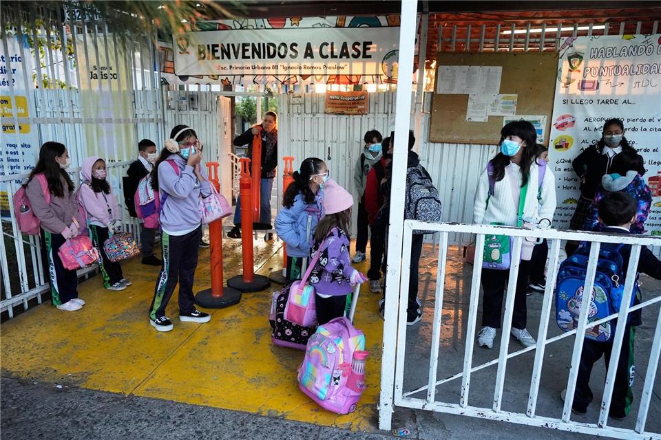 Viele nutzen in Mexiko die Chance auf eine schnelle Impfung.Fernando Llano/AP/dpa