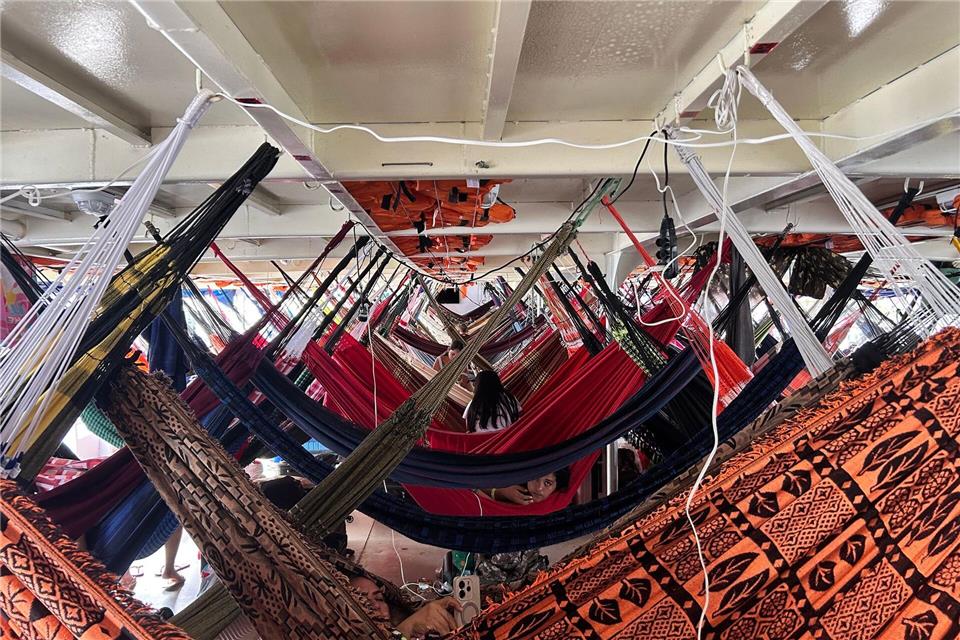 Viele reisen mit dem Schiff von Manaus in fast 20 Stunden an.Philipp Znidar/dpa