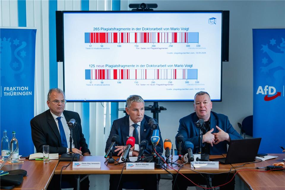 Viele rote Stellen: Nach Überzeugung des als Plagiatsjägers bekannten österreichischen Kommunikationswissenschaftlers Stefan Weber ziehen sich Plagiate durch die gesamte Doktorarbeit von Mario Voigt. Der Regierungschef hingegen sieht den wissenschaftlichen Kern nicht betroffen. Jacob Schröter/dpa
