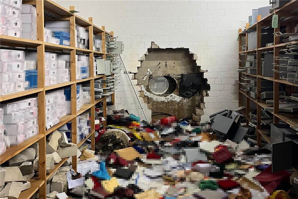 Viele tausend Gegenstände und Dokumente ließen die Einbrecher im Tresor- und Archivraum der Sparkasse zurück. Sie werden nun schrittweise an die Eigentümer zurückgegeben. (Archivbild)-/Polizei Gelsenkirchen/dpa
