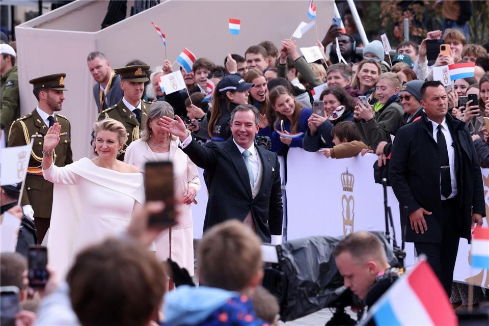 Viele tausend Menschen jubeln dem neuen großherzoglichen Paar zuOmar Havana/AP/dpa