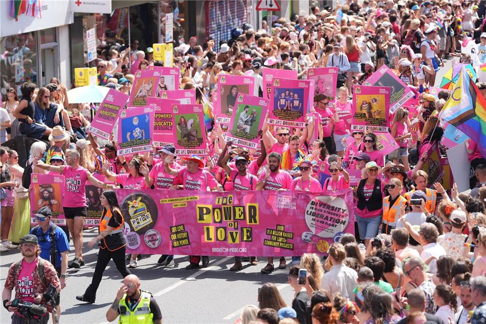 Viele tausend Menschen versammelten sich unter dem Motto „The Power of Love“ auf den Straßen. Yui Mok/PA Wire/dpa