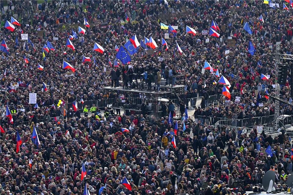 Viele tschechische Fahnen sind zu sehen.·ulová Kateøina/CTK/dpa