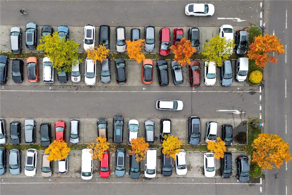 Tipps und Tricks: So kann die Kfz-Police günstiger werden Viele, viele bunte Autos: Jedes ist leicht anders - das gilt auch für die persönlichen Lebensumstände der Halter. Die können sich aber ändern und unter Umständen den Versicherungsschutz günstiger machen.picture alliance/dpa