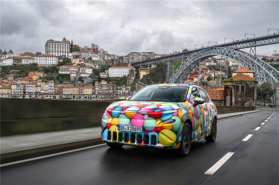 Viele, viele bunte Kugeln: Der Epiq rollt bei unserer Ausfahrt noch im fröhlichen Tarnkostüm. Škoda Auto/dpa-tmn