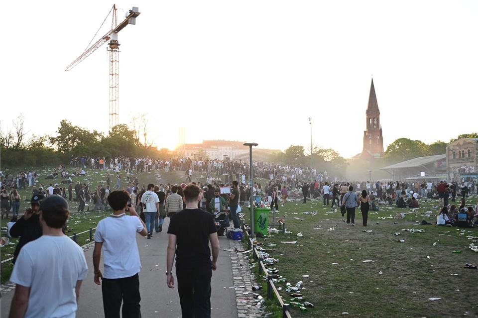 Viele zehntausend Menschen feierten am 1. Mai auf Straßen und in Parks in Berlin. Fabian Sommer/dpa