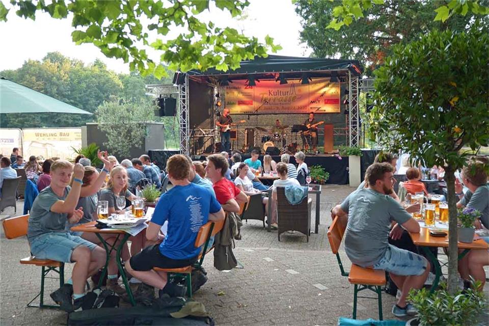 Vielen Besuchern – wie dieser Gruppe junger Raesfelder – gefiel der Auftritt der Bluesband.