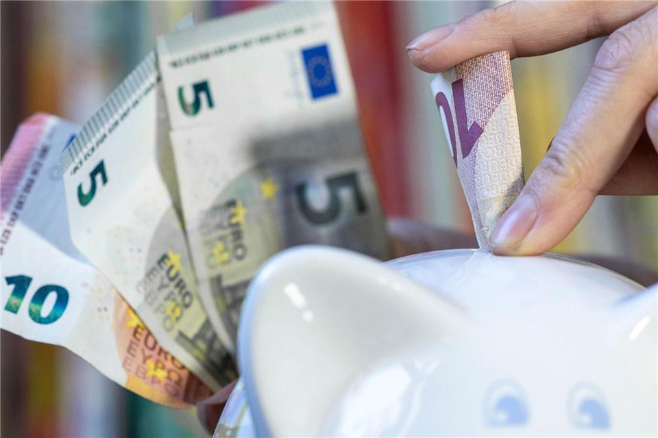 Vielen Menschen halten Sparen zurzeit für ratsam. Hendrik Schmidt/dpa