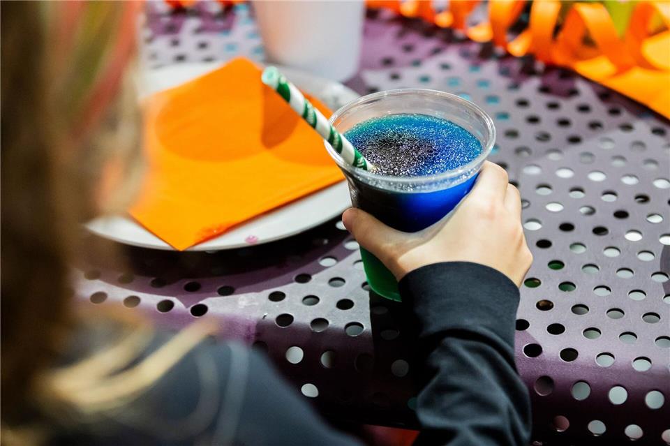 Vielen Slush-Eis-Getränken wird Glycerin zugesetzt, um es geschmeidiger zu machen. Das kann in höheren Mengen aber zu Kopfschmerzen, Übelkeit und Benommenheit führen.picture alliance/dpa