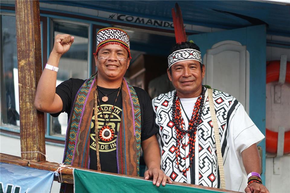 Vieler indigene Vertreter tragen traditionelle Gewänder und Kopfschmuck.Larissa Schwedes/dpa