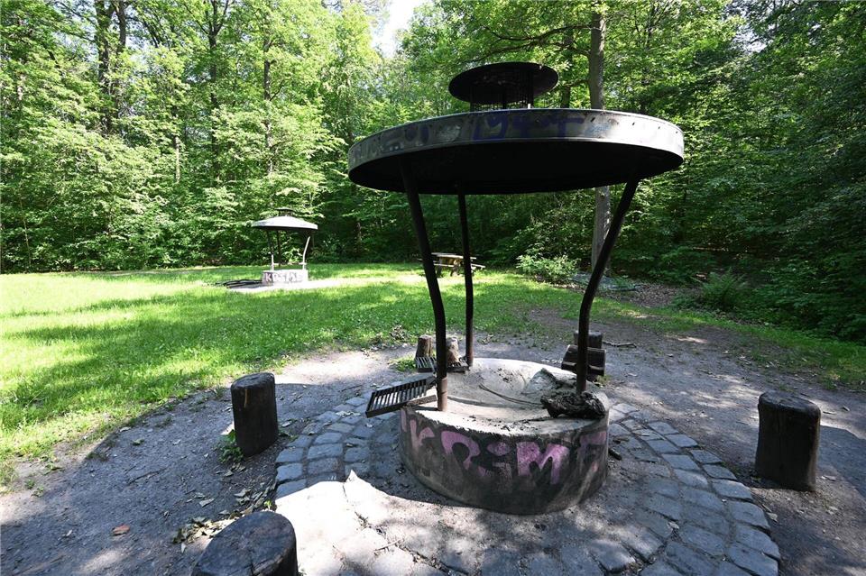 Vielerorts darf auch an ausgewiesenen Grillstellen wegen der Waldbrandgefahr nicht mehr gegrillt werden. (Symbolbild)Bernd Weißbrod/dpa