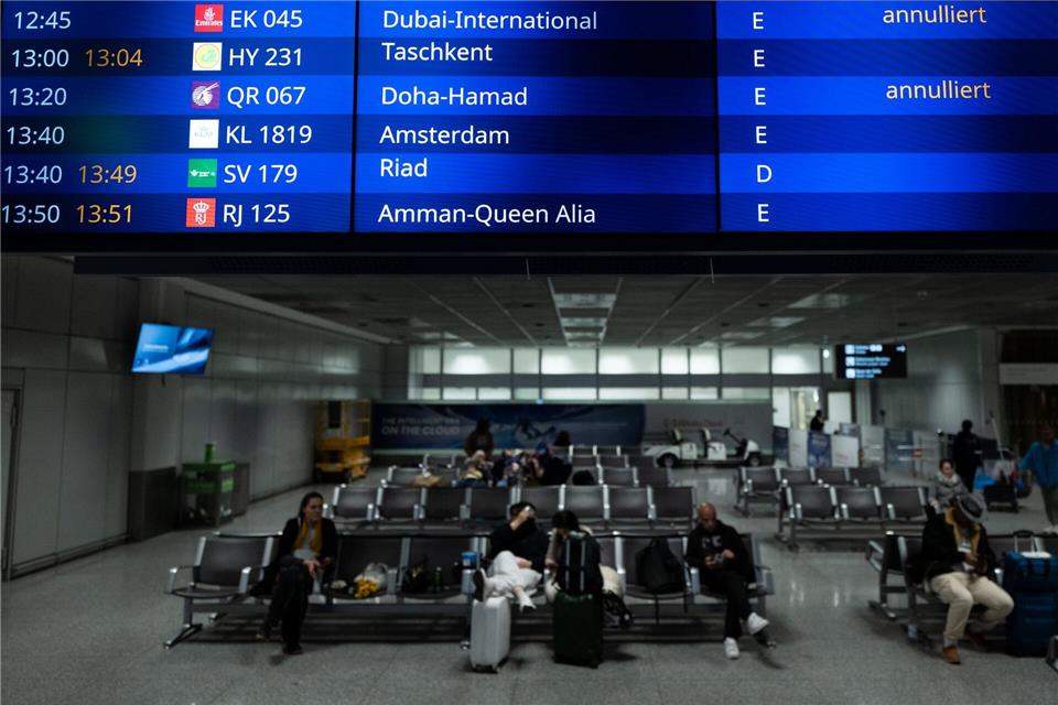 Vielerorts fallen zahlreiche Flüge aus, weil große Drehkreuze in der Golfregion nicht angeflogen werden können – so auch hier in Frankfurt.Florian Wiegand/dpa