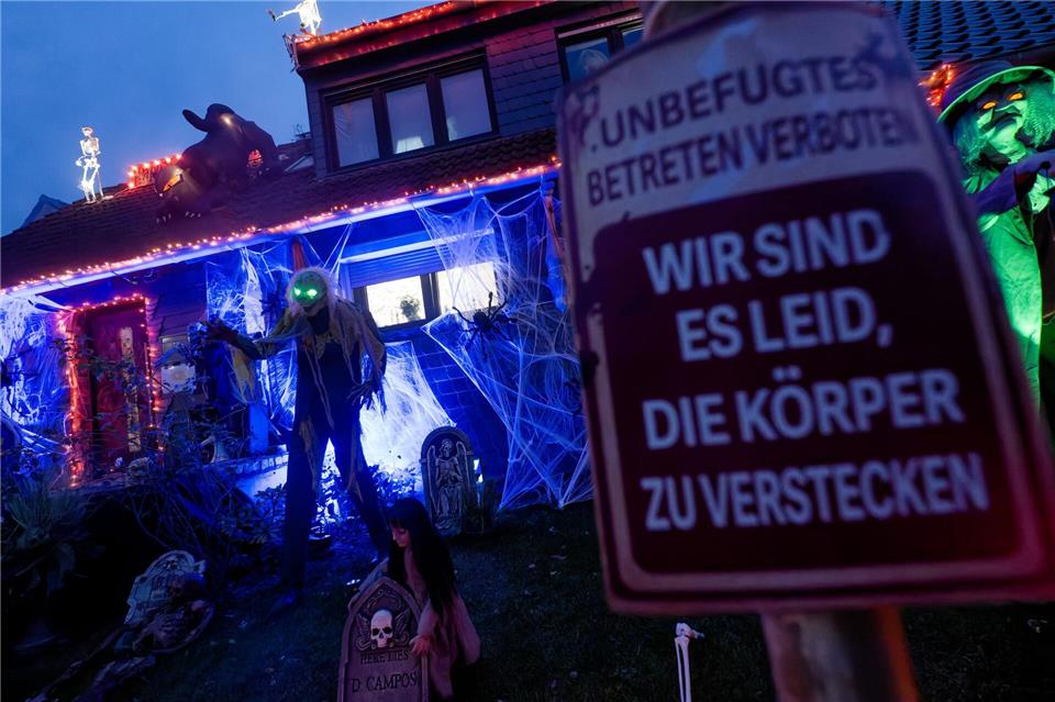 Halloween-Bilanz: Feuerwerk und nagelgespickte Schokolade Vielerorts gab es Partys.Henning Kaiser/dpa