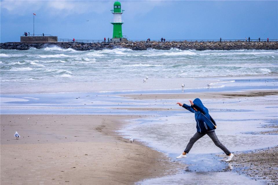 Vielerorts gab es am Ostseestrand am Dienstag wegen ablandigen Windes mehr Platz.Jens Büttner/dpa