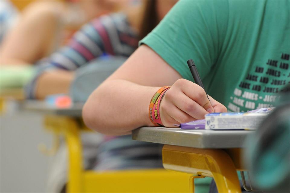 Vielerorts gehen die Konzepte weg von klassischen Klassenarbeiten und hin zu neuen Prüfungsformaten. (Symbolbild)Armin Weigel/dpa