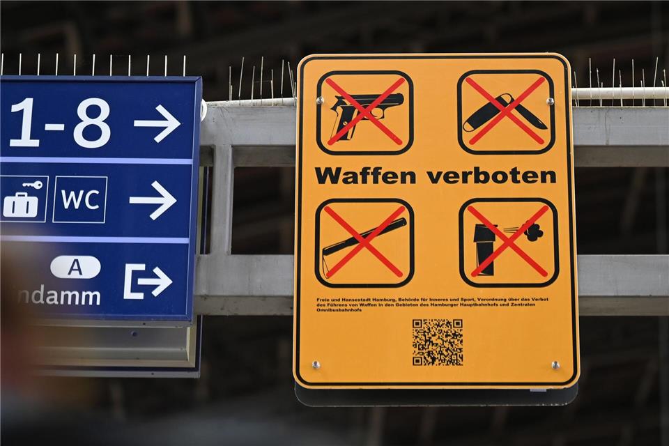 Vielerorts gelten bereits Waffenverbote – wie hier am Hauptbahnhof Hamburg. (Archivbild)Niklas Graeber/dpa