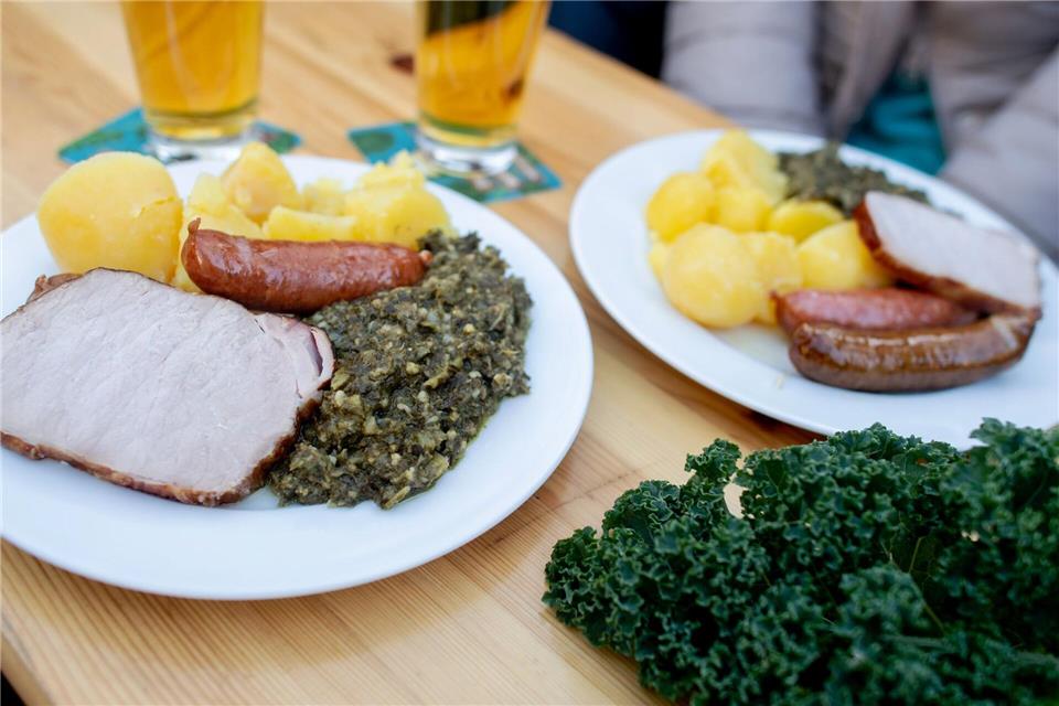 Vielerorts hat sich ein Grünkohlessen nach der Biike etabliert. (Archivbild)Hauke-Christian Dittrich/dpa