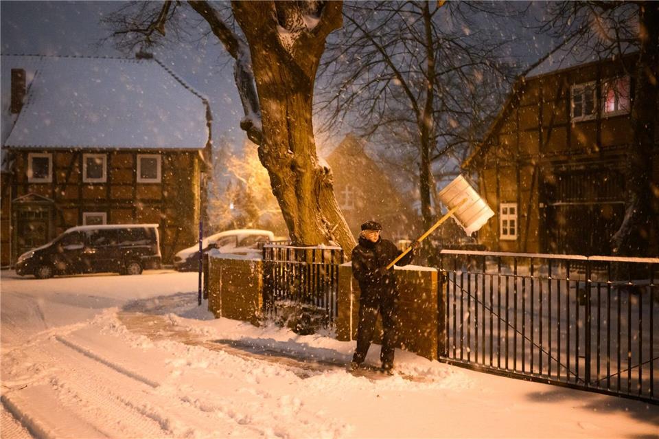 Vielerorts in Niedersachsen ist derzeit Schneeschieben angesagt.Julian Stratenschulte/dpa