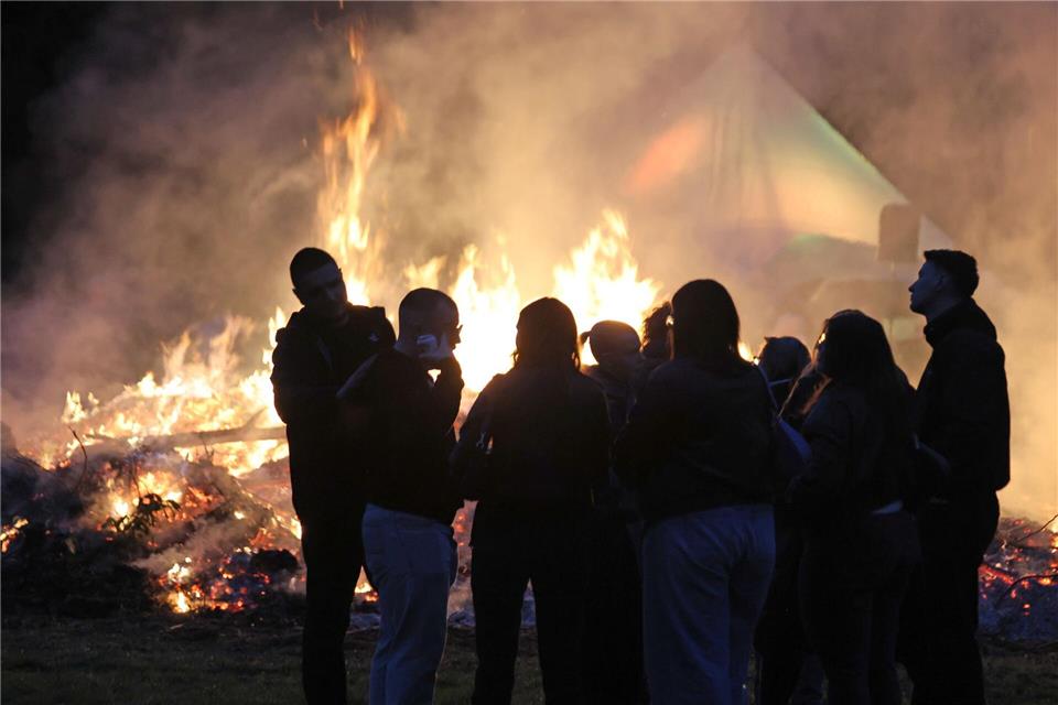 Vielerorts kommen Menschen zu Osterfeuern zusammen. Im Saalekreis kam es zu einem tragischen Vorfall. (Symbolbild)Matthias Bein/dpa