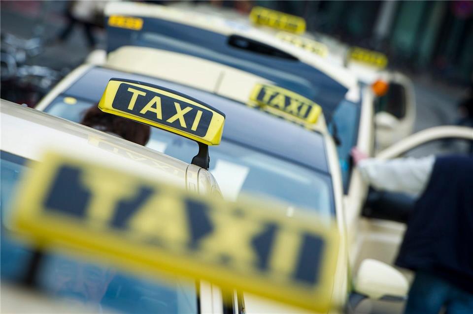Vielerorts müssen Taxifahrer tiefer in die Tasche greifen. (Symbolbild)Ole Spata/dpa