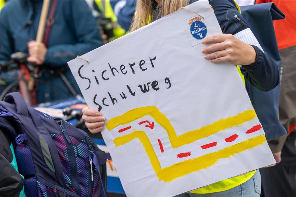 Vielerorts setzen sich Eltern für einen sicheren Schulweg ein. (Symbolbild)Peter Kneffel/dpa