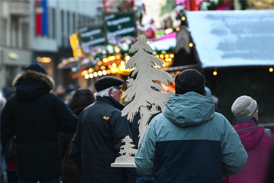 Vielerorts sind die Geschäfte parallel zu Weihnachtsmärkten geöffnet. (Archivbild)Heiko Rebsch/dpa