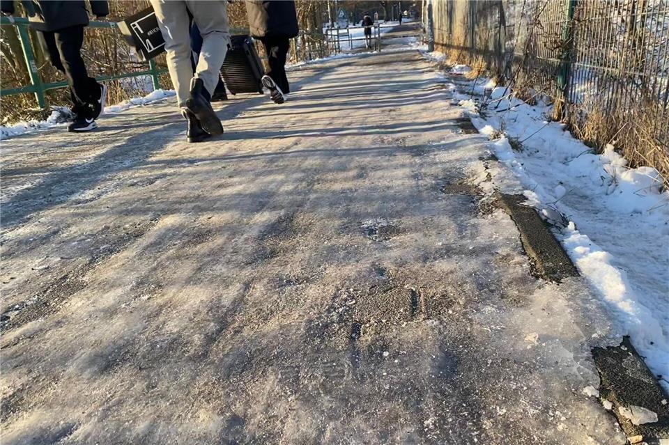 Vielerorts sind in Berlin Wege nicht geräumt. (Archivbild)Anja Mia Neumann/dpa