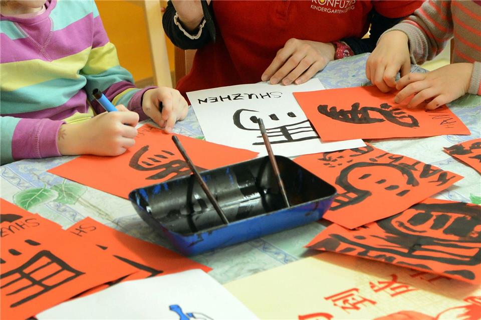 Vielfältige Freizeitangebote fördern die kindliche Entwicklung: Von Babyschwimmen bis zum Chinesisch lernen können Kinder ihre Interessen entdecken und dabei Spaß haben.Waltraud Grubitzsch/dpa/dpa-tmn